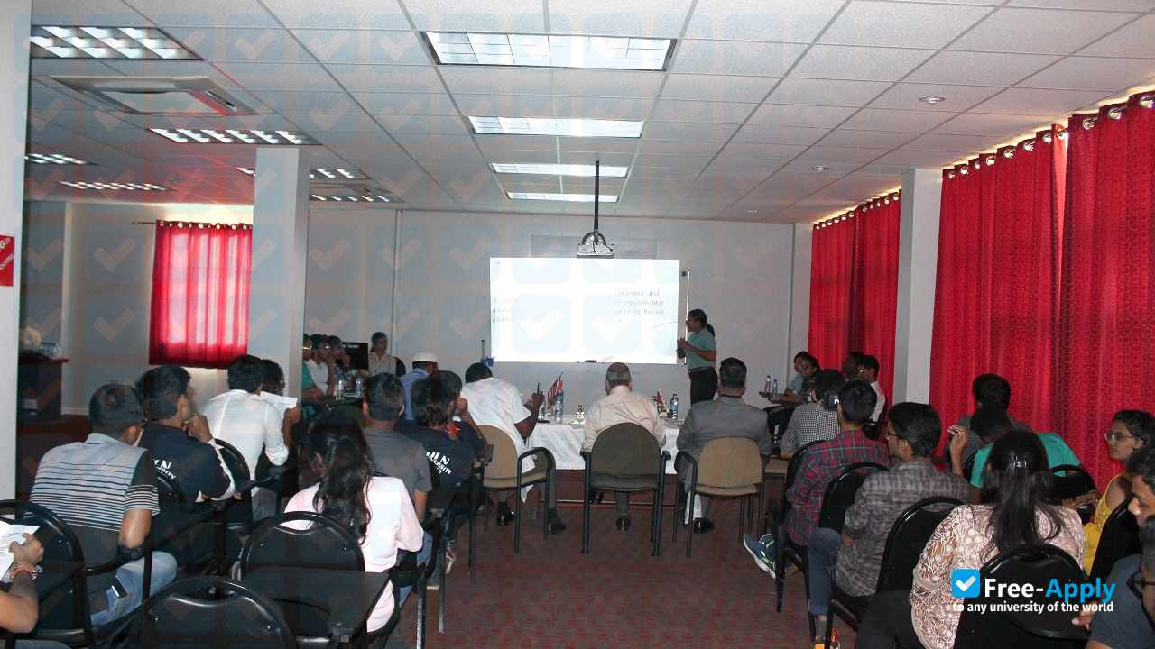 Foto de la Lincoln American University #23
