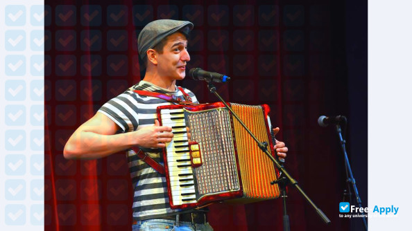 Foto de la University of Theatre and Film Arts #11
