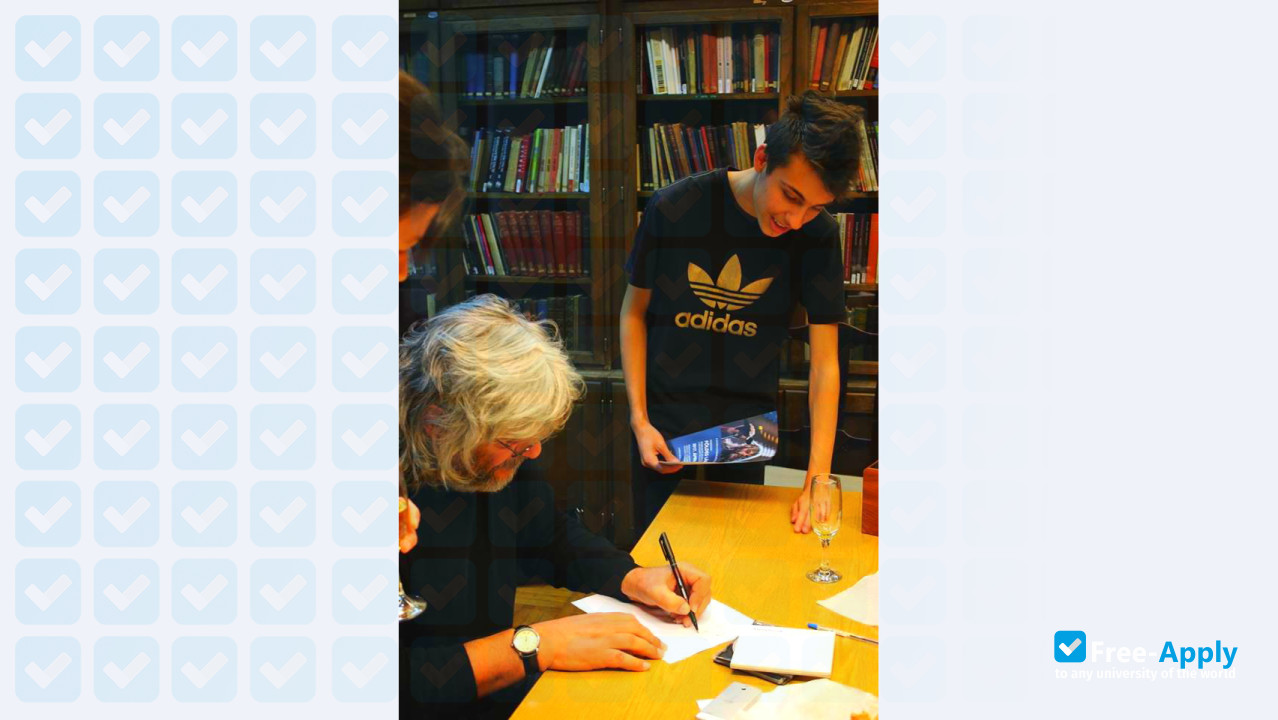 Foto de la University of Theatre and Film Arts #4