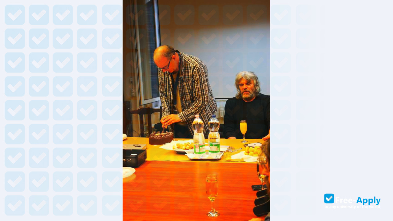 Foto de la University of Theatre and Film Arts #8