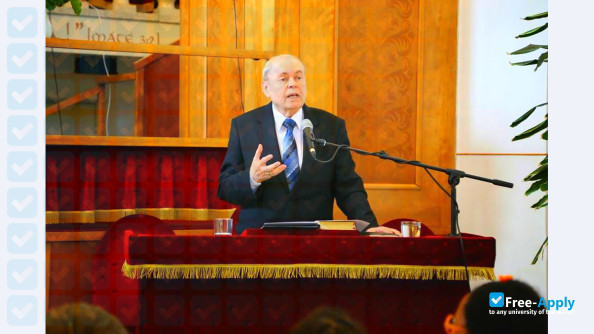 Foto de la Baptist Theological Academy #9