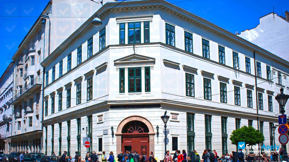 Foto de la Central European University #11
