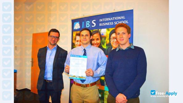 Foto de la International Business School #11