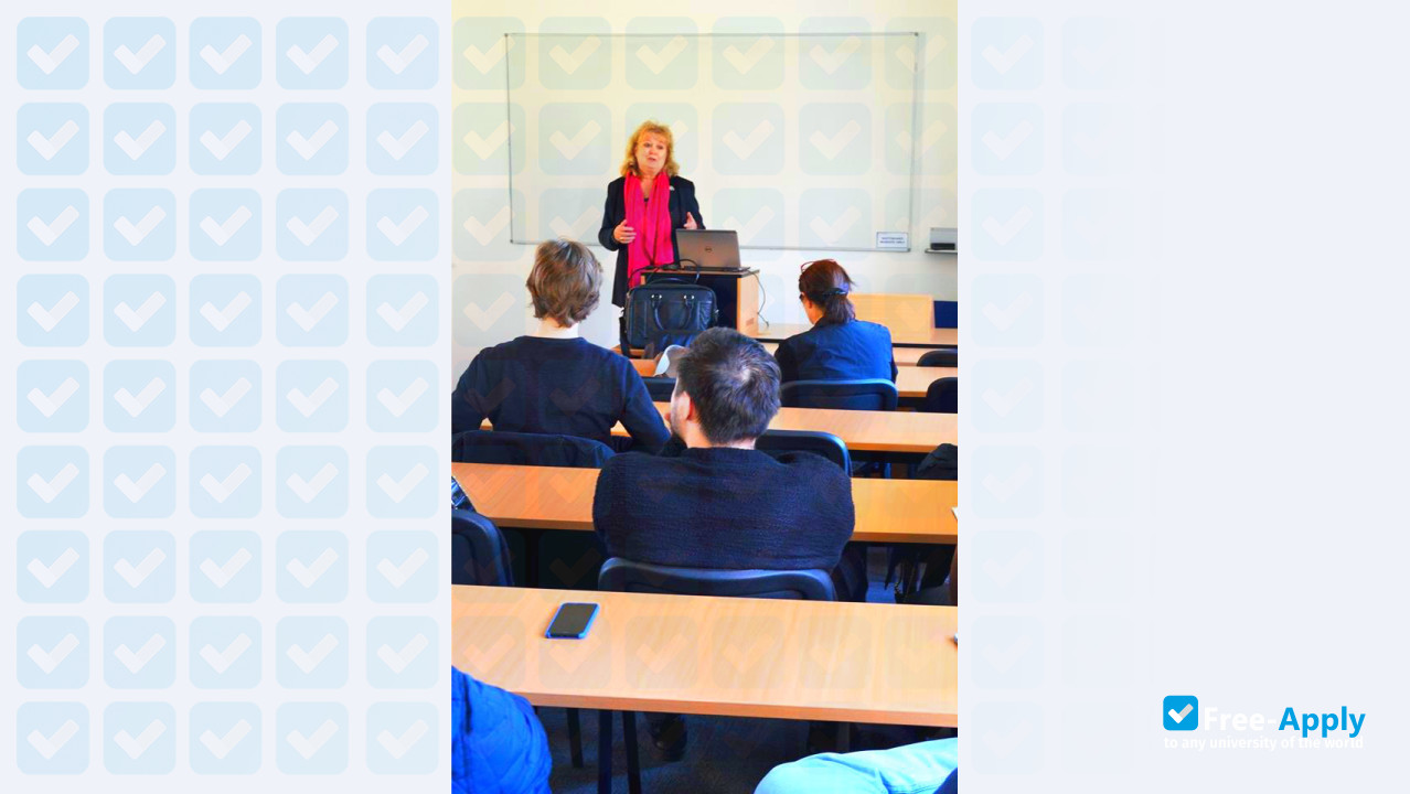 Foto de la International Business School #9