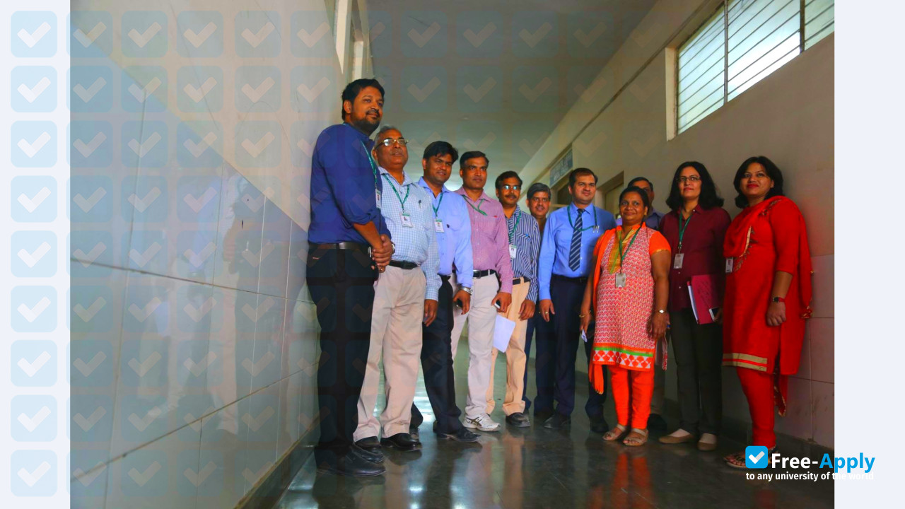 Noida Institute of Engineering & Technology фотография №6