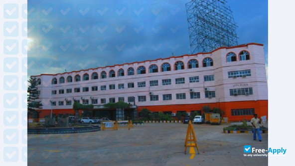 Foto de la Dr. M. G. R. University #22