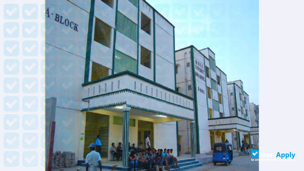 Foto de la Dr. M. G. R. University #15