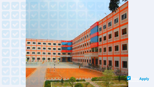 Foto de la Dr. M. G. R. University #13