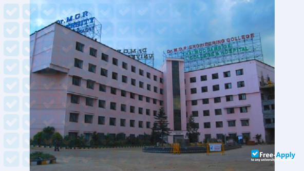 Foto de la Dr. M. G. R. University #12