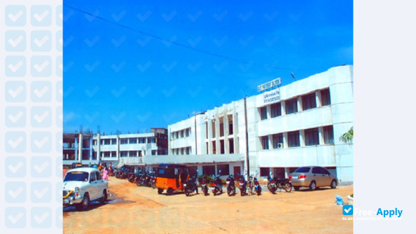 Foto de la Dr. M. G. R. University #6