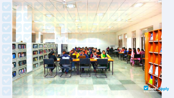 Foto de la Mody University #17