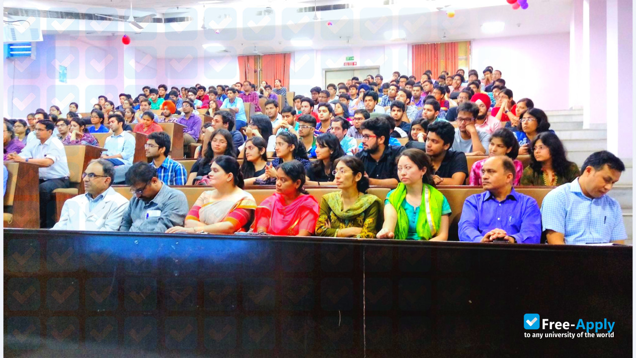 Vardhman Mahavir Medical College photo