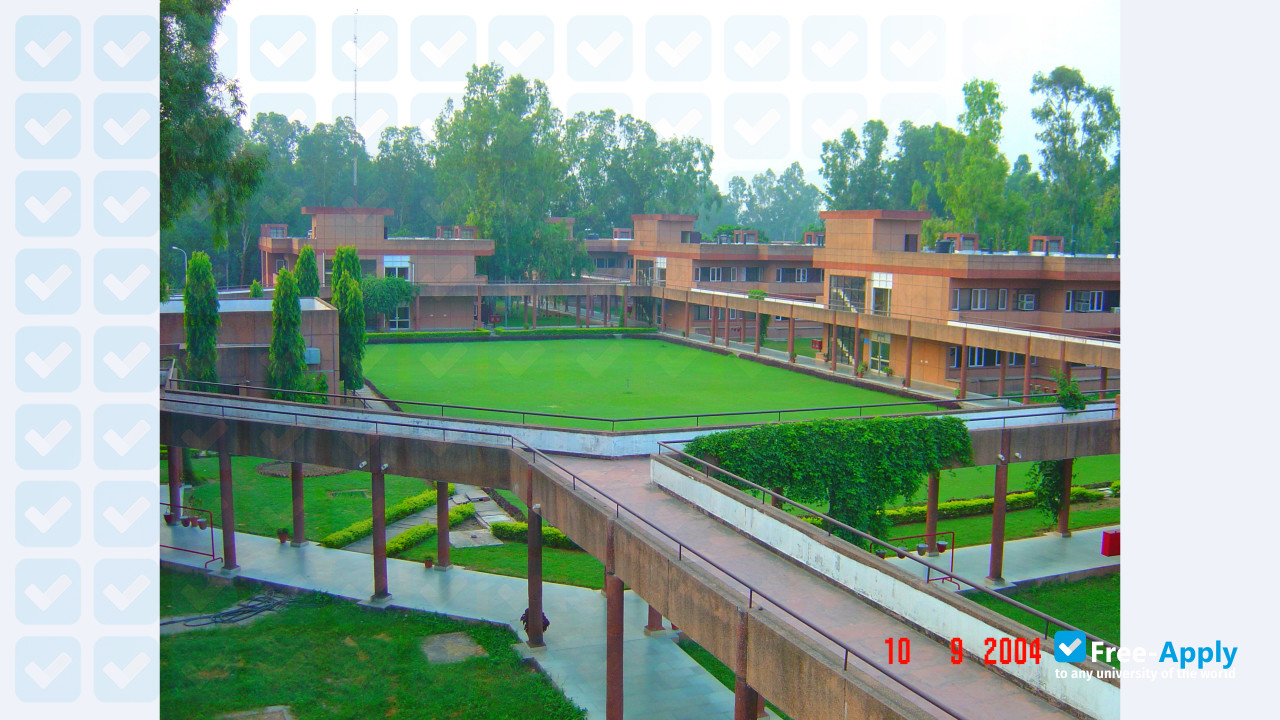 Foto de la National Institute of Pharmaceutical Education and Research Rae Bareli #12