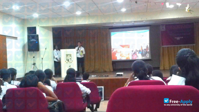 Tolani College of Commerce photo #2