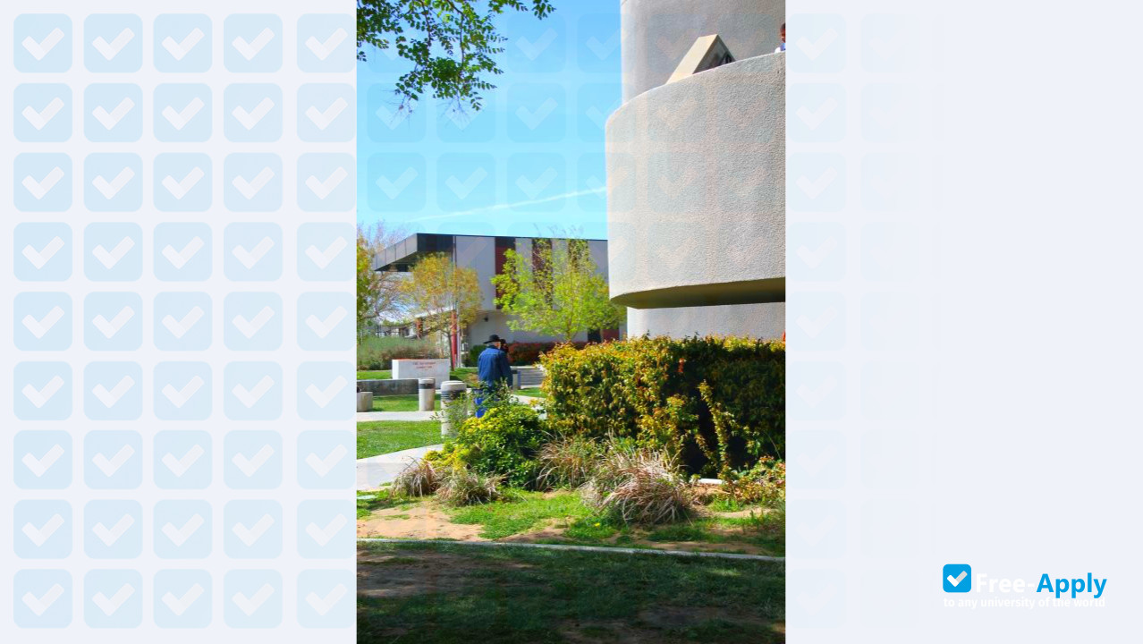 Photo de l’A. V. C. College #8