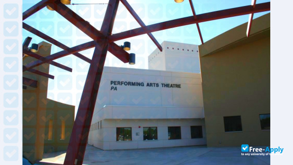 Photo de l’A. V. C. College #6