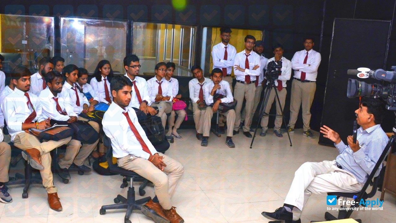 Foto de la Mangalayatan University #16
