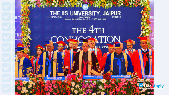 Foto de la IIS University #5