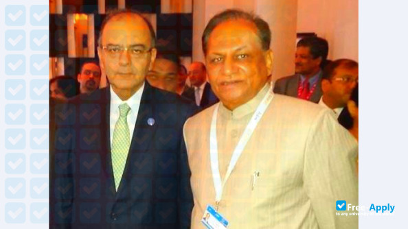 Foto de la Indian Institute of Finance #7