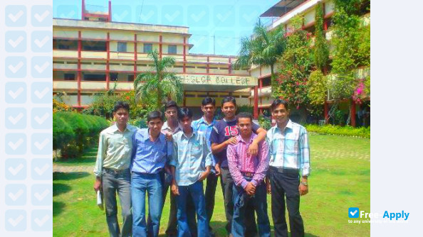 Foto de la Hislop College #10