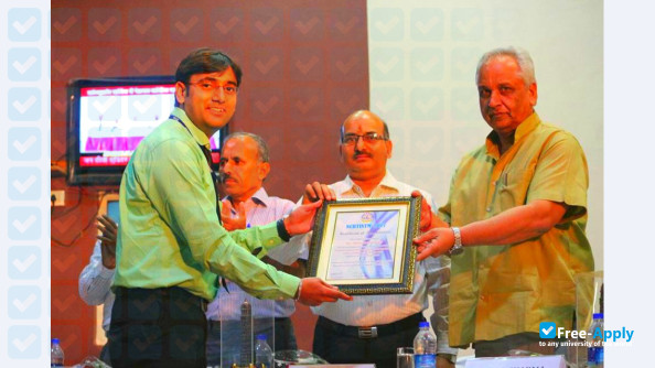 Foto de la Compucom Institute of Information Technology and Management #5