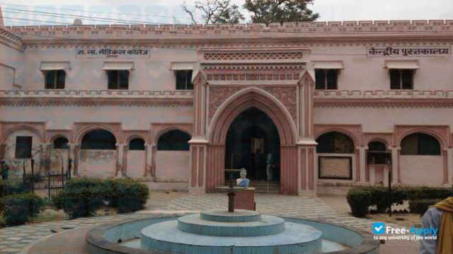 S N Medical College Agra photo