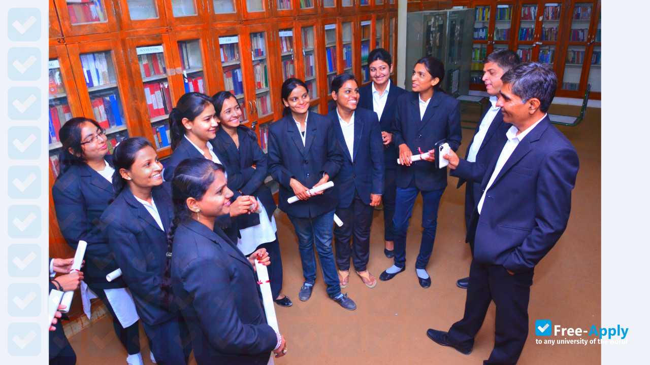 Foto de la Lachoo Memorial College #3