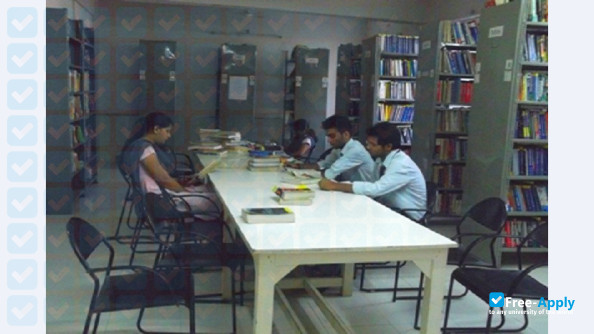 Foto de la Lachoo Memorial College #8