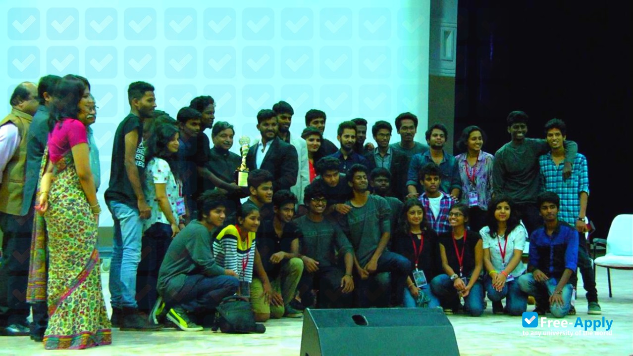 Foto de la McGan's Ooty School of Architecture #2