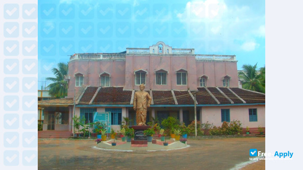 Foto de la Sri Y N College #3
