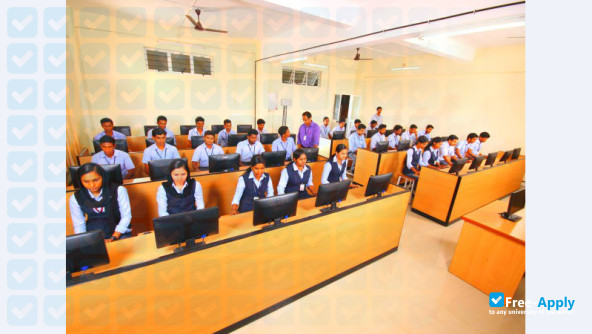 Photo de l’Universal Engineering College #8