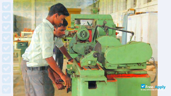 Foto de la M E T Engineering College #6
