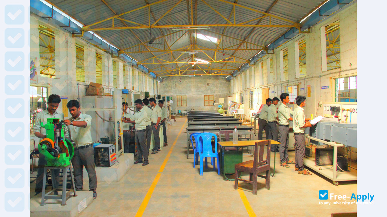Foto de la M E T Engineering College #7