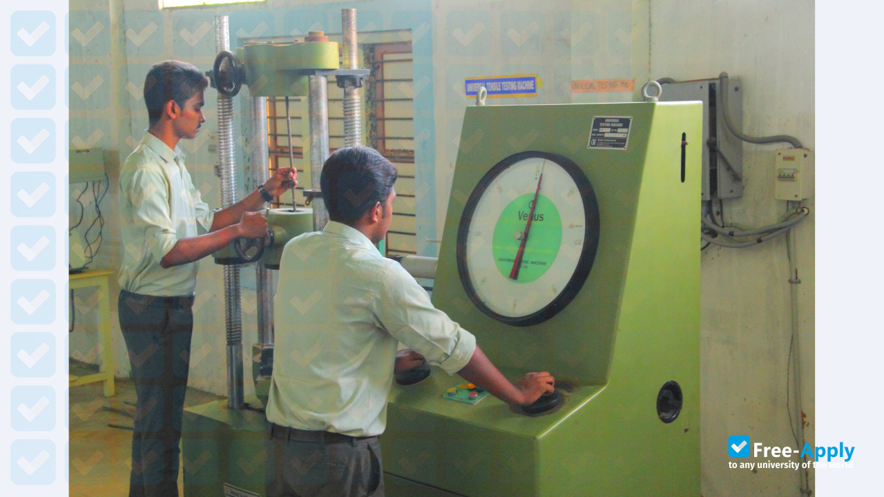 Foto de la M E T Engineering College #8