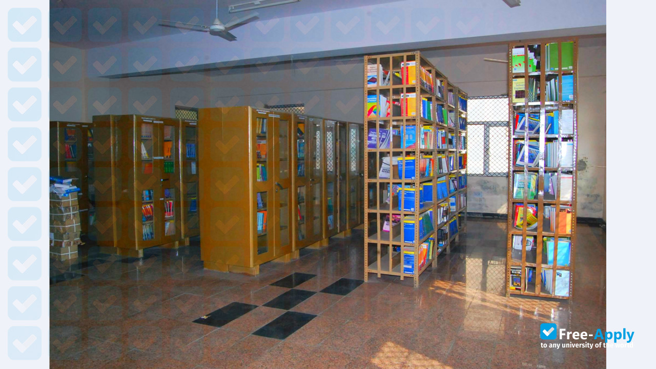 Photo de l’Applied College of Management and Engineering #11