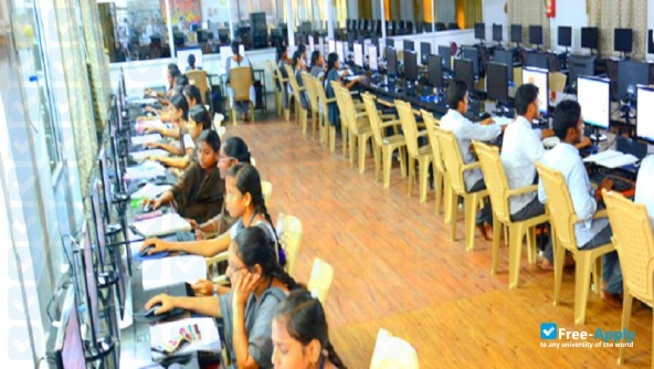 Foto de la Kakaraparti Bhavanarayana College