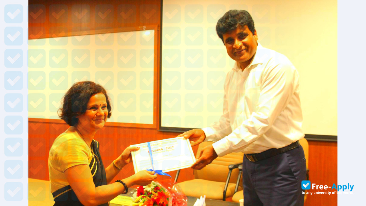 Foto de la Indian Academy #3