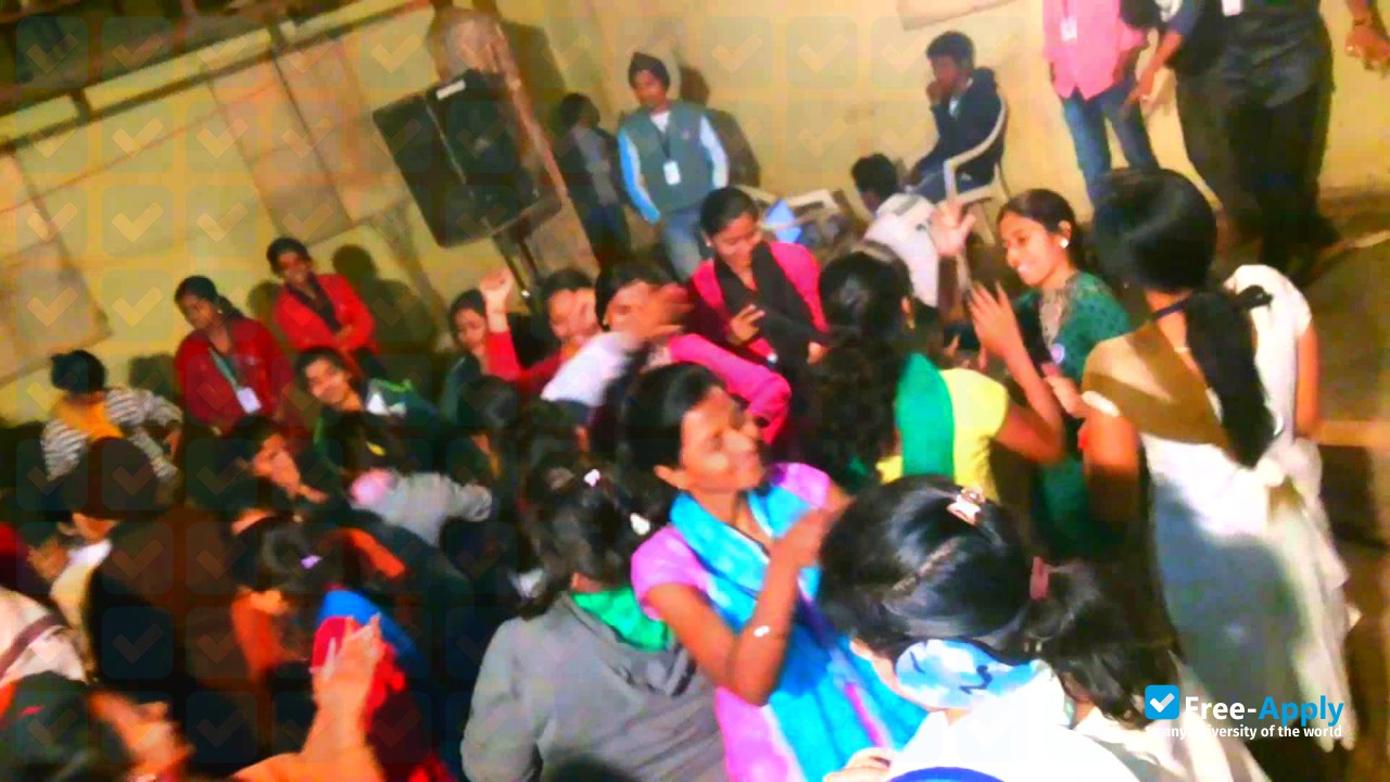 Foto de la N G Acharya & D K Marathe College #5
