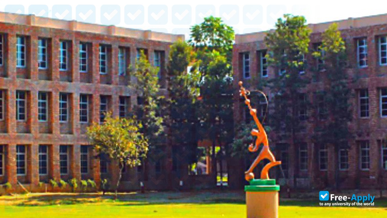 Foto de la BRCM College of Engineering & Technology #9