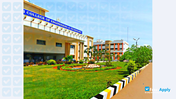 Foto de la Adhi College of Engineering and Technology #3