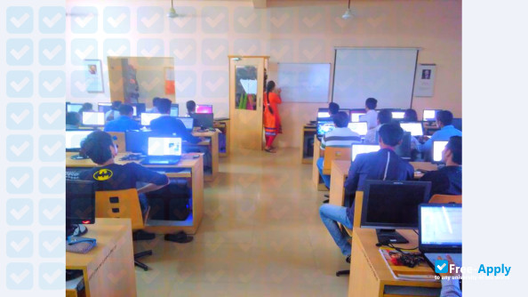 Фотография Gardi Vidyapith B H Gardi College of Engineering & Technology Rajkot