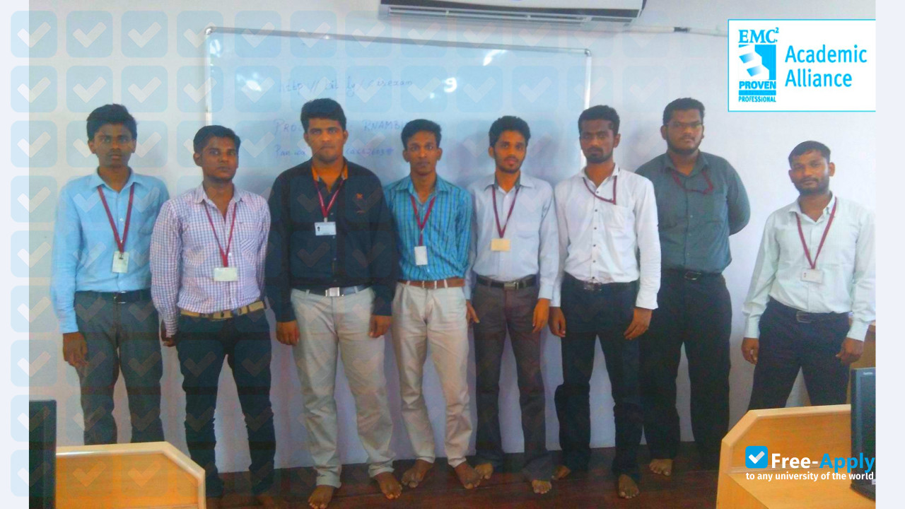 Foto de la Thassim College #7