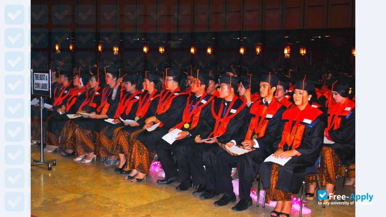 Foto de la Trisakti School of Tourism #7