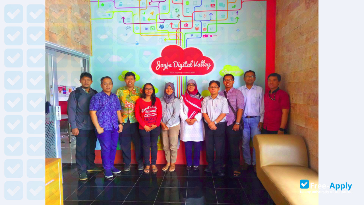 Foto de la College of Information and Computer Management Akakom Yogyakarta #9