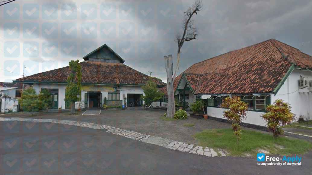 Foto de la Universitas Widya Mataram1982 #3