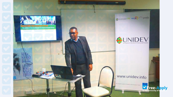 Foto de la Development Studies Centre #7
