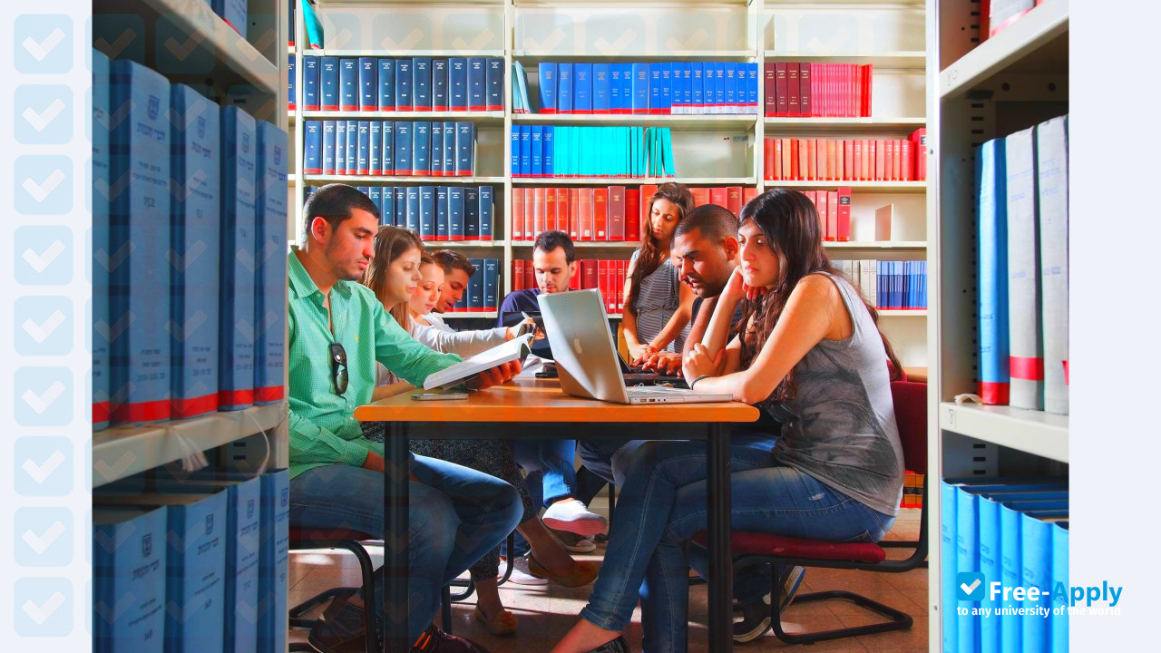 Photo de l’Academic Center of Law and Science #8