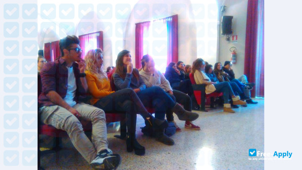 Foto de la Scuola Superiore Mediatori Linguistici Maddaloni #5