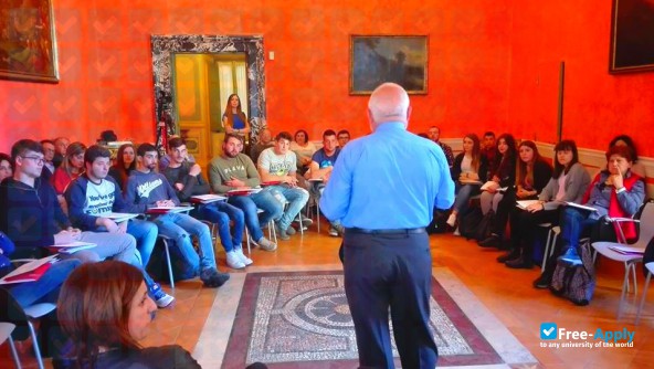 Foto de la University of Merchants #5