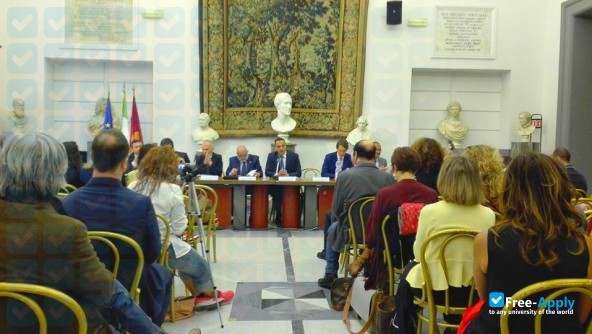 Foto de la University of Merchants #6